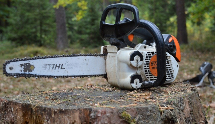 Po bujarém večírku s neznámým společníkem skončil s modřinami a přišel o pily za 27 tisíc