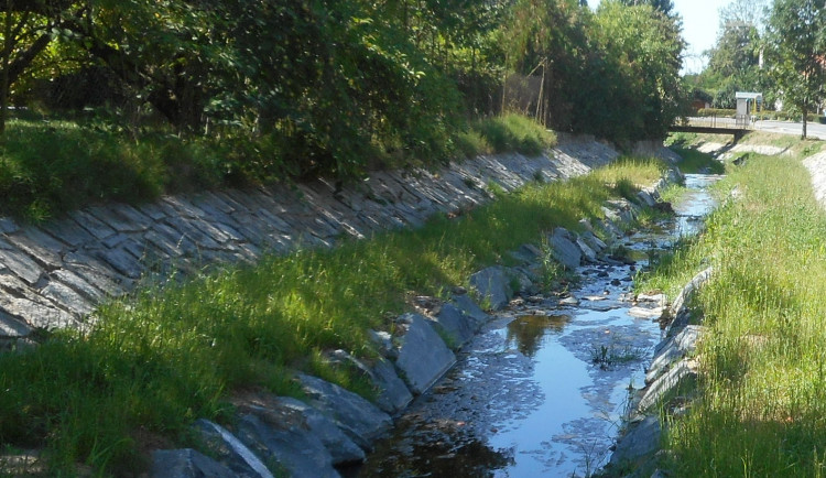 Úprava koryta potoka za pět miliónů zajistí lepší průtok vody, ale i lepší podmínky pro živočichy