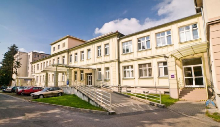 Zákaz návštěv na všechna oddělení od zítřejšího dne hlásí i Nemocnice Přerov