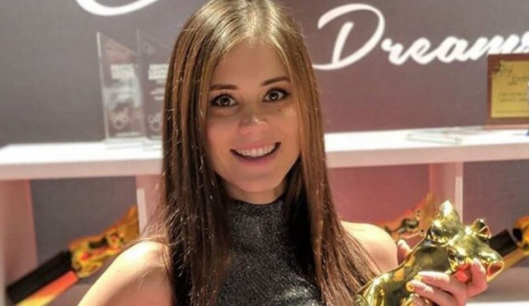 VIDEO: Z Moravy až na trůn královny filmů pro dospělé. Češka Little Caprice získala pornooscara