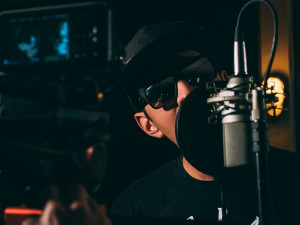 Horlivý skladatel tvořil písničky uprostřed noci, sousedi nemohli spát