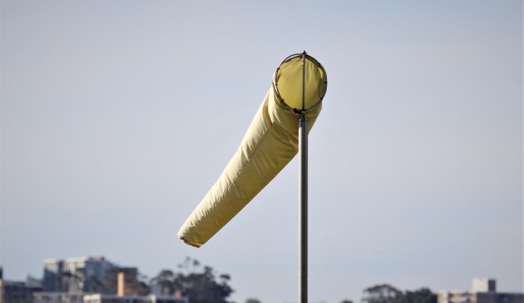 Česko zasáhne silný vítr, na Olomoucku může dosáhnout rychlosti až 90km/hod