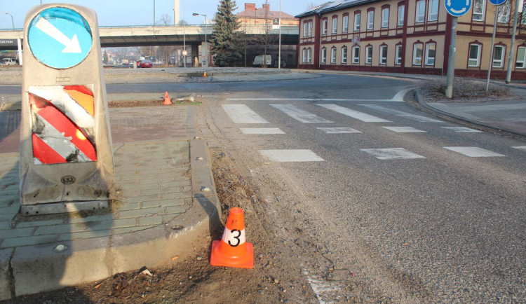 Opilý muž bez řidičského průkazu naboural v Olomouci cizím autem