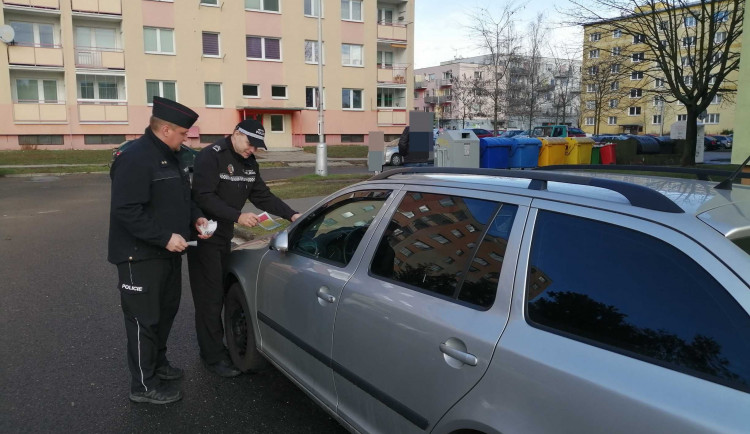 Na olomouckých sídlištích proběhla preventivní akce kontrolující zaparkovaná auta