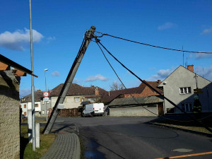 FOTO/VIDEO: Hasiči i dnes pokračují v likvidaci škod po silném větru, evidují desítky výjezdů