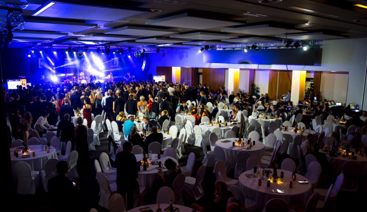 Klenot mezi plesy v Olomouci a okolí je tady. Olomoucký ples v pátek nabídne Milli Vanilli