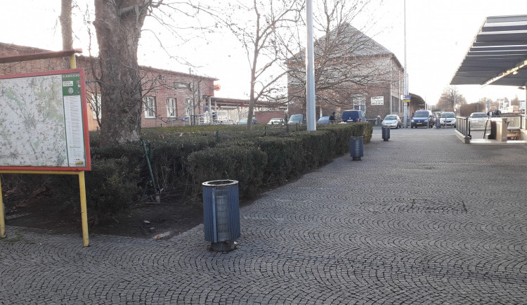 Město nechalo odstranit lavičky v prostoru přednádraží. Sedávali na nich převážně bezdomovci