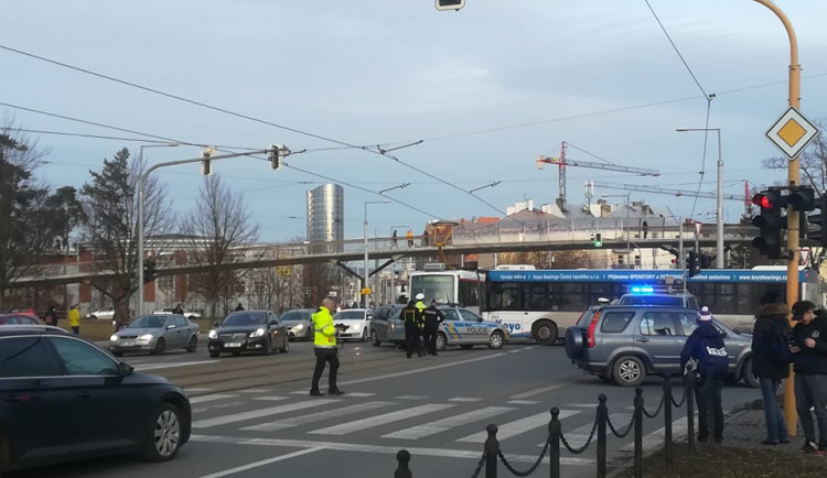 FOTO: Při požáru a evakuaci návštěvníků se u Šantovky střetlo osobní auto s policejním