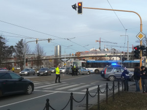 FOTO: Při požáru a evakuaci návštěvníků se u Šantovky střetlo osobní auto s policejním