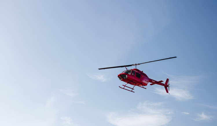 Dva vrtulníky letěly do Karlova pro těžce zraněného běžkaře a lyžaře.