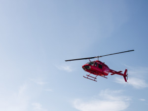 Dva vrtulníky letěly do Karlova pro těžce zraněného běžkaře a lyžaře.