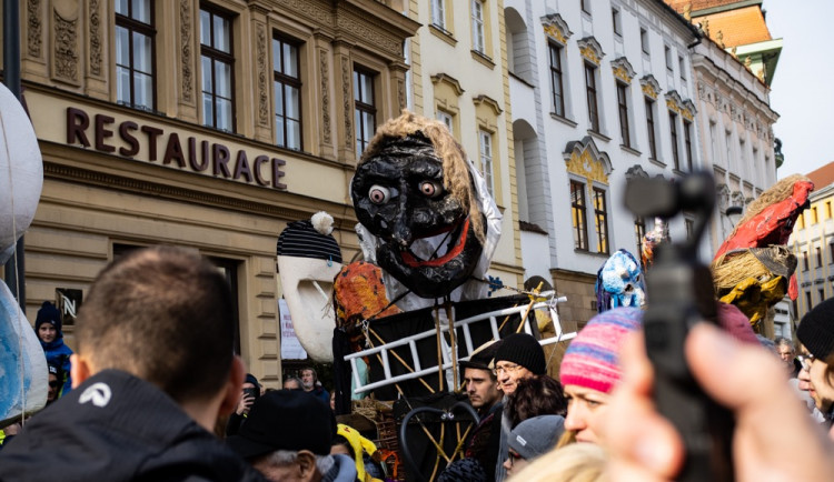 FOTOGALERIE: Olomouckým náměstím prošel druhý masopustní průvod