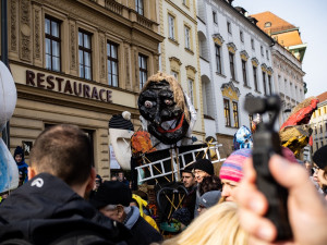 FOTOGALERIE: Olomouckým náměstím prošel druhý masopustní průvod