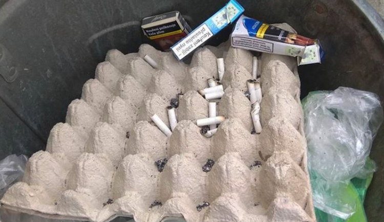 Muž volal strážníky kvůli čtrnácti nedopalkům cigaret, které našel v popelnici