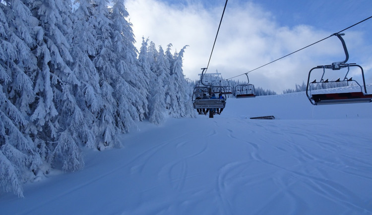 Tisíce lyžařů vyrazily o víkendu do Jeseníků. Provozovatelé ski areálů hlásí skvělé podmínky