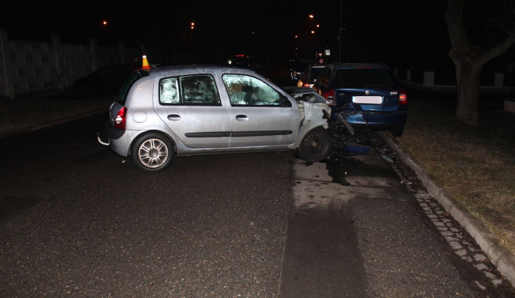 Opilý řidič naboural do zaparkovaných aut. Naměřili mu 1,8 promile