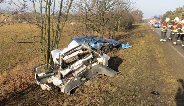 Řidič velkou rychlostí narazil do auta seniorů, kteří utrpěli vážná zranění