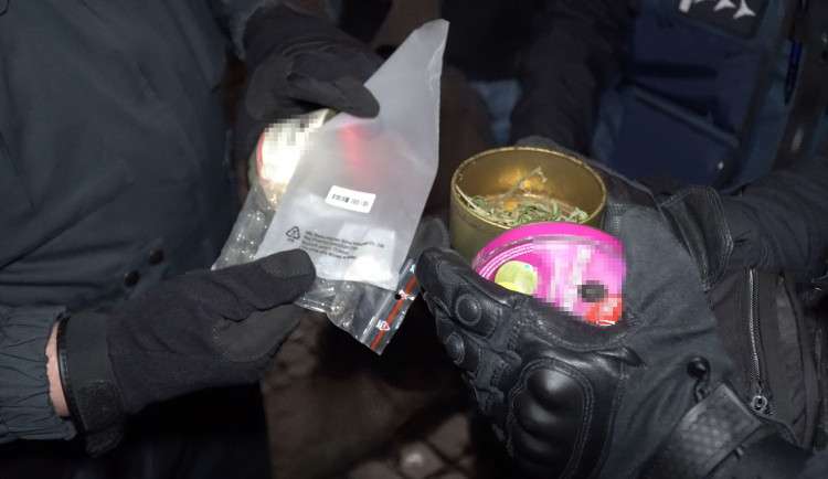 FOTO: Při bezpečnostní akci zaměřené na držení drog policisté a celníci přistihli téměř čtyřicet osob