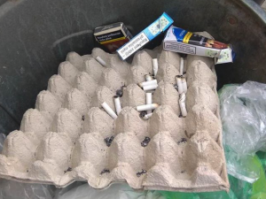 Muž volal strážníky kvůli čtrnácti nedopalkům cigaret, které našel v popelnici