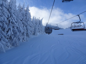 Tisíce lyžařů vyrazily o víkendu do Jeseníků. Provozovatelé ski areálů hlásí skvělé podmínky