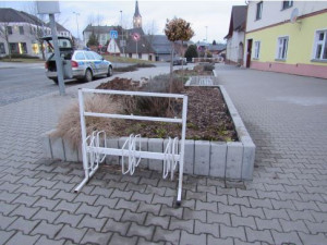 Použitou zápalku odhodil do květináče na náměstí, který poté vzplál