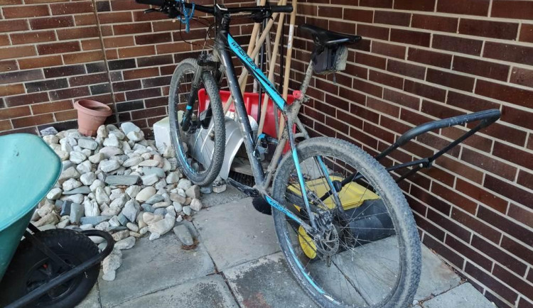 Muž ukradl kolo a ujížděl na něm před majitelem a poté i před strážníky