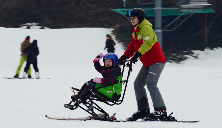 FOTO: Svět handicapovaných přiblížili na sjezdovce v Hrubé Vodě