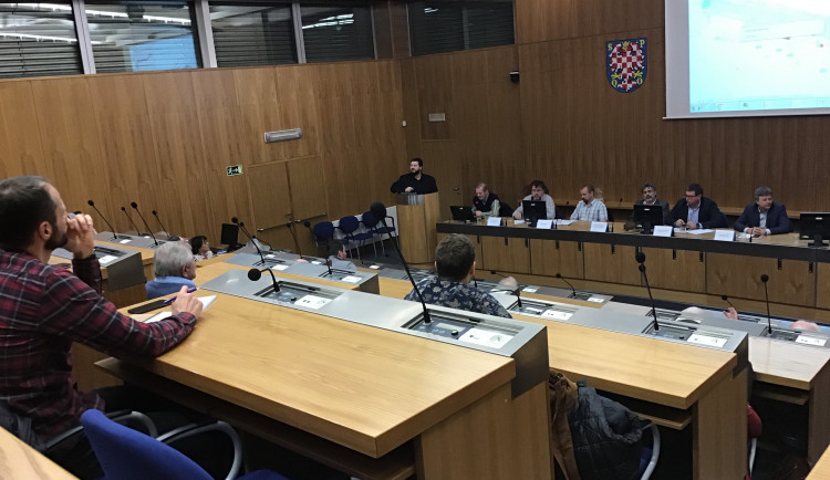 AKTUÁLNĚ: Na magistrátu probíhá debata o rekonstrukci 8. května. Problémem jsou podle lidí troleje i zásobování