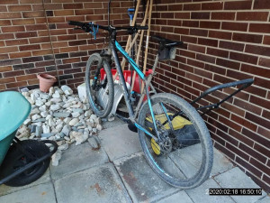 Muž ukradl kolo a ujížděl na něm před majitelem a poté i před strážníky