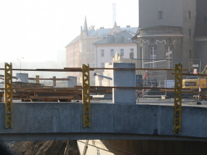 Práce na mostě v Komenského ulici končí. Provoz se plně obnoví už příští týden