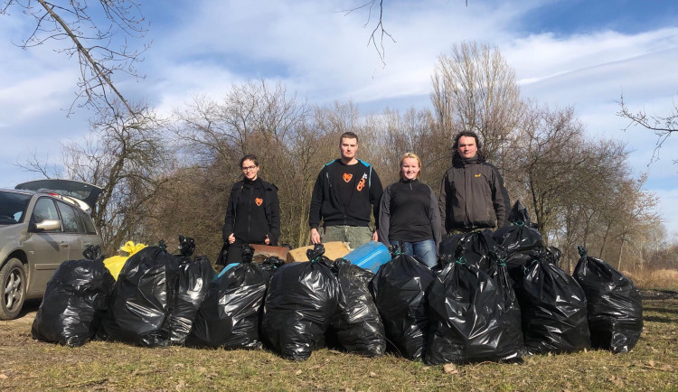 FOTO: Dobrovolníci pomohli uklidit rybářské lokality na Olomoucku