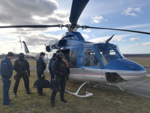 FOTO/VIDEO: Keltská kamenná hlava z Olomouce odletěla vrtulníkem