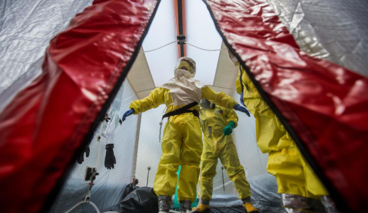 Na pražském letišti bylo dnes zadrženo šest studentů kvůli koronaviru. Část jich studuje v Olomouci