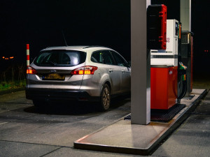 Zloděj odnesl z benzinky cigarety a pokladnu. Ta však byla prázdná