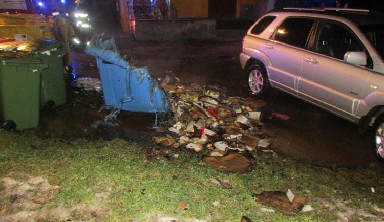 Žena, která byla se svým druhem obviněna ze žhářství, stojí i za výhružným telefonátem