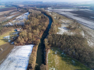Povodí Moravy začalo upravovat koryto Bečvy na Přerovsku