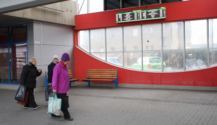 Nevidomým v Přerově se bude lépe cestovat. Informační tabule má nově i hlasový modul