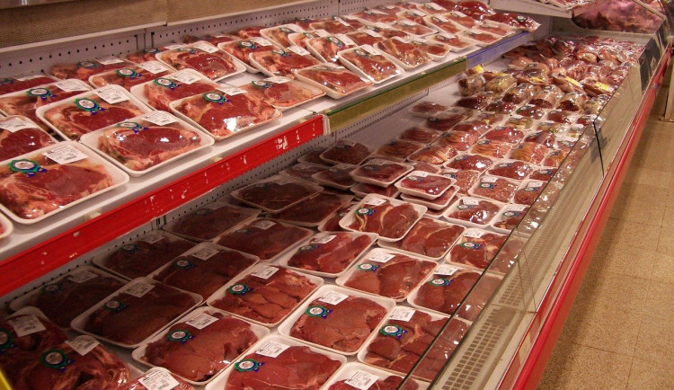 Ostraha obchodu zadržela muže, který tam přes týden nakradl třicet kilo masa