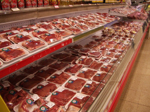 Ostraha obchodu zadržela muže, který tam přes týden nakradl třicet kilo masa