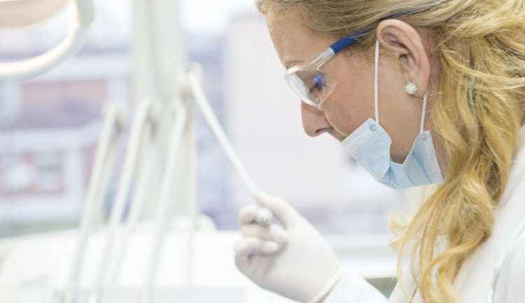 Krajská hygienická stanice zřídila speciální telefonní linku. Vznikla kvůli vzrůstajícím obavám z viru