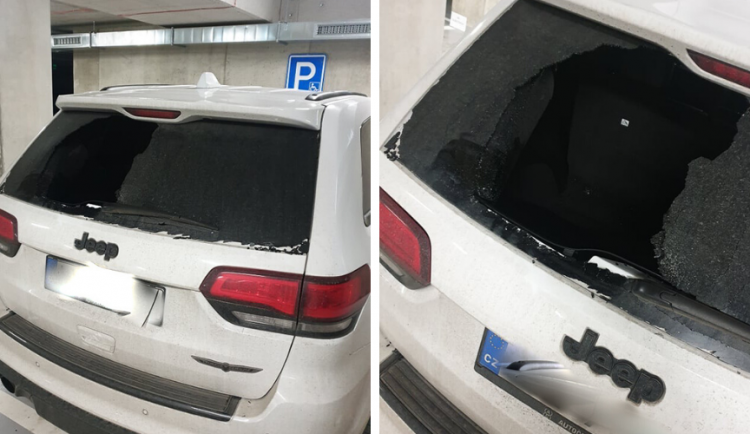 FOTO: V podzemních garážích u novostaveb nedaleko heliportu chtěl někdo vykrást luxusní auta