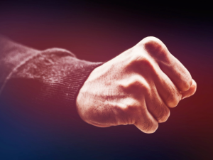 Pracovník ostrahy zadržel zloděje, ten požaduje náhradu za poškozený telefon a hodinky