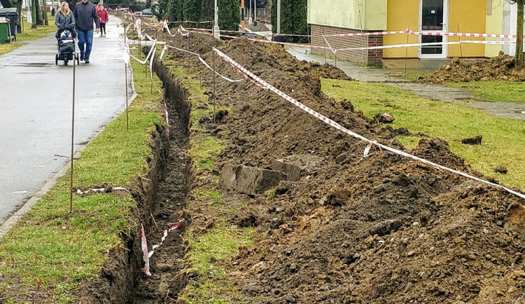 Přerov buduje síť pro rychlý internet. Lidem se ale nelíbí nepořádek a rozkopané ulice