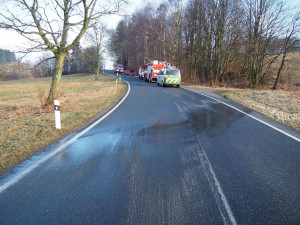 Řidička nezvládla jízdu na náledí, auto převrátila na střechu