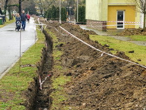 Přerov buduje síť pro rychlý internet. Lidem se ale nelíbí nepořádek a rozkopané ulice