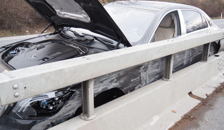 Policie hledá svědky dopravní nehody. Auto bouralo na D35 mezi Olomoucí a Mohelnicí