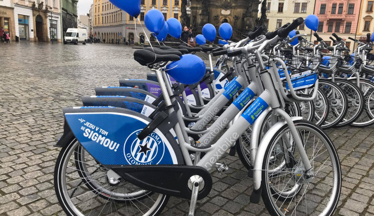 Tři sta kol v ulicích města. Olomouc rozšiřuje nabídku sdílené dopravy