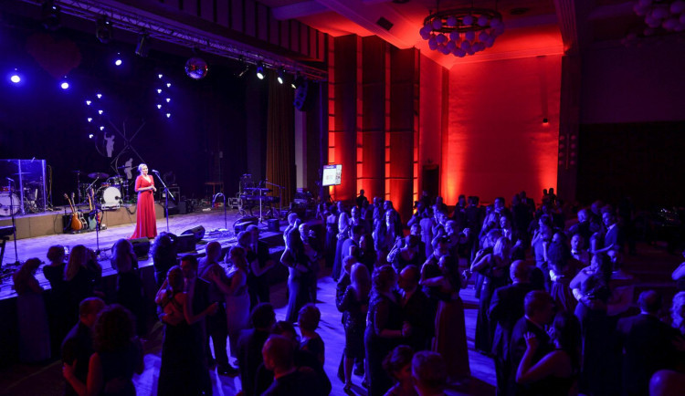 Na Prostějovském plese zahráli O5 a Radeček i Monika Absolonová. Tématem byla láska a vášeň