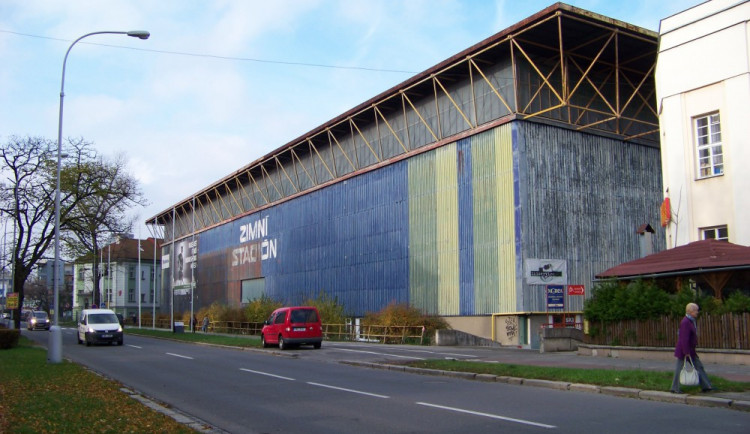 Nápojové automaty na zimním stadionu si vyhlédl zloděj. Škoda jde do desítek tisíc