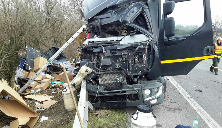 AKTUALIZOVÁNO: Dálnice D46 u Prostějova, kterou uzavřela nehoda dvou kamionů, je plně průjezdná